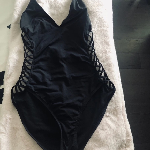 Kenneth Cole Side cutout bathing suit - Picture 3 of 4